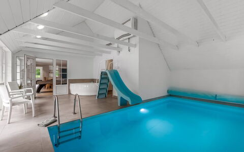 Nilla - 2.1Km from the Sea: Pavimentazione, Soffitto, Pavimento, Interior Design, Piscina, Attico, Ricorrere, Design, Hotel, Latifoglie