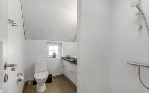 Nilla - 2.1Km from the Sea: Idraulico Fixture, Pavimentazione, Bagno, Pavimento, Soffitto, Gabinetto, Idraulico, Interior Design, Rubinetto, Lavello