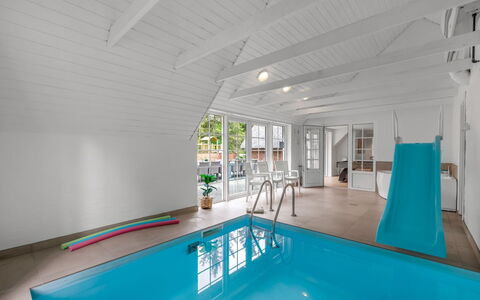 Nilla - 2.1Km from the Sea: Legna, Pavimentazione, Pavimento, Mobilia, Soffitto, Pavimento In Legno, Sedia, Piscina, Latifoglie, Ricorrere