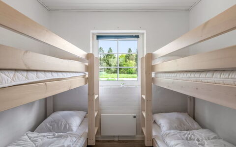 Nilla - 2.1Km from the Sea: Legna, Letto A Castello, Latifoglie, Camera Da Letto, Color Legno, Plank, Dormitorio, Ostello, Letto, Telaio Del Letto