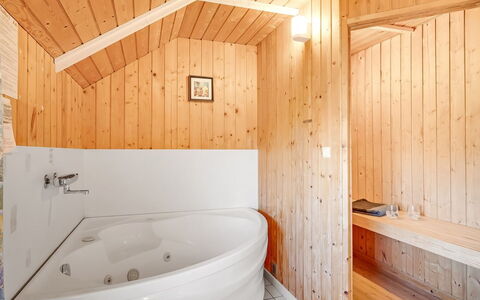Sofie - 150M from the Sea: Vasca Da Bagno, Idraulico Fixture, Legna, Pavimentazione, Bagno, Pavimento, Interior Design, Soffitto, Idraulico, Illuminazione