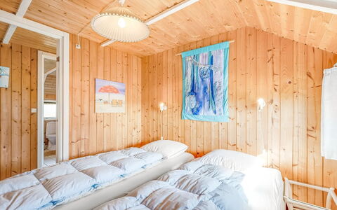 Sofie - 150M from the Sea: Legna, Camera Da Letto, Casa, Letto, Bedding, Lenzuolo, Biancheria, Inverno, Telaio Del Letto, Log Cabin