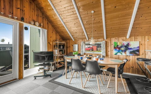 Sofie - 150M from the Sea: Legna, Soffitto, Interior Design, Pavimentazione, Pavimento, Camera, Sedia, Soggiorno, Latifoglie, Cucina & Sala Da Pranzo Tavolo