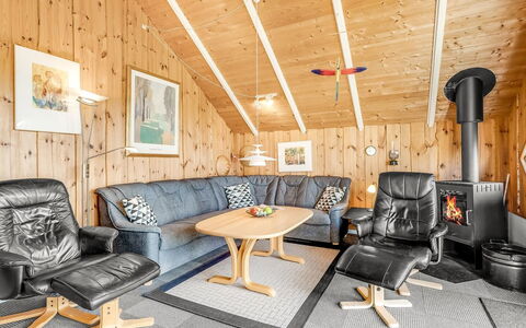 Sofie - 150M from the Sea: Legna, Mobilia, Casa, Villetta, Casa, Soffitto, Log Cabin, Inverno, Lampada, Soggiorno