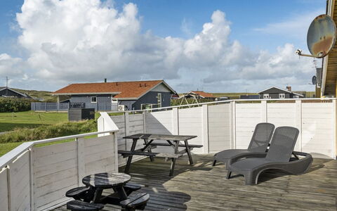 Hebba - 300M from the Sea: Arbusto, Urban Design, Groundcover, Brick, Appartamento, Estate, Muratura, Balcone, Landscaping