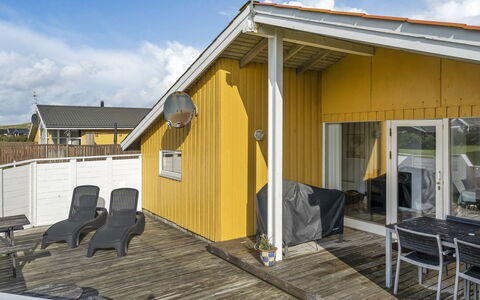 Hebba - 300M from the Sea: Arbusto, Urban Design, Groundcover, Brick, Appartamento, Estate, Muratura, Balcone, Landscaping