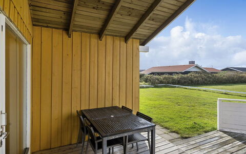 Hebba - 300M from the Sea: Arbusto, Urban Design, Groundcover, Brick, Appartamento, Estate, Muratura, Balcone, Landscaping