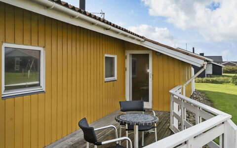 Hebba - 300M from the Sea: Arbusto, Urban Design, Groundcover, Brick, Appartamento, Estate, Muratura, Balcone, Landscaping