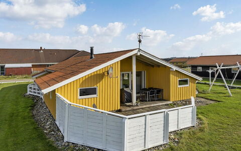 Hebba - 300M from the Sea: Arbusto, Urban Design, Groundcover, Brick, Appartamento, Estate, Muratura, Balcone, Landscaping