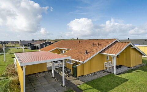 Hebba - 300M from the Sea: Arbusto, Urban Design, Groundcover, Brick, Appartamento, Estate, Muratura, Balcone, Landscaping