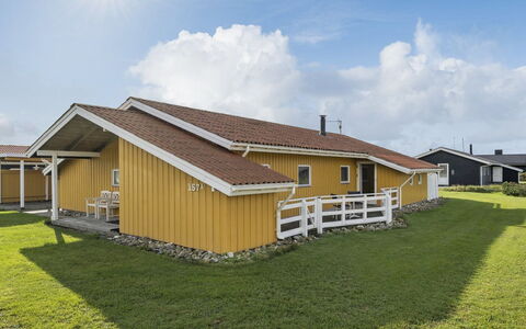 Hebba - 300M from the Sea: Arbusto, Urban Design, Groundcover, Brick, Appartamento, Estate, Muratura, Balcone, Landscaping