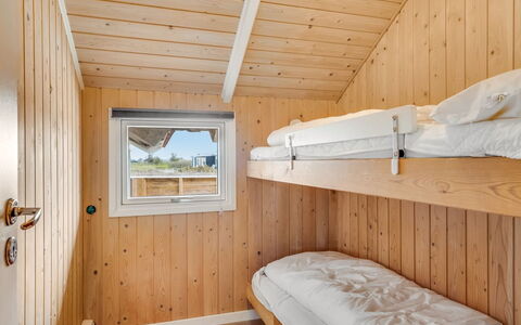Doris - 150M from the Sea: Legna, Color Legno, Plank, Camera Da Letto, Latifoglie, Log Cabin, Legname, Illuminazione Diurna, Letto, Bedding