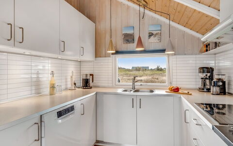 Doris - 150M from the Sea: Legna, Cucina, Pavimentazione, Interior Design, Controsoffitto, Elettrodomestico Da Cucina, Soffitto, Casa, Elettrodomestico, Pavimento