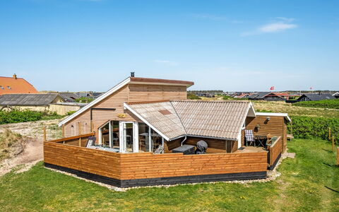 Arla - 200M from the Sea: Legna, Tetto, Architettura, Casa, Casa, Villetta, Raccordo, Latifoglie, Pendenza, Estate