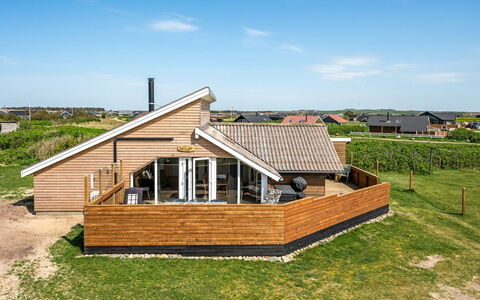 Arla - 200M from the Sea: Legna, Tetto, Architettura, Casa, Casa, Villetta, Raccordo, Latifoglie, Pendenza, Estate