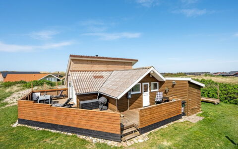 Arla - 200M from the Sea: Legna, Tetto, Architettura, Casa, Casa, Villetta, Raccordo, Latifoglie, Pendenza, Estate