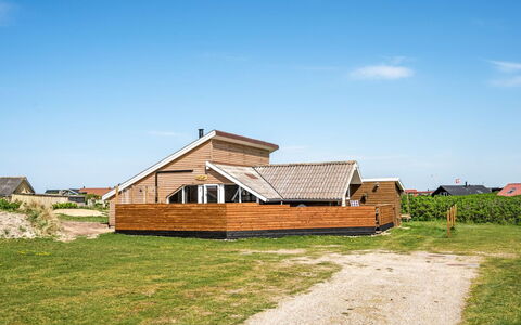 Arla - 200M from the Sea: Legna, Tetto, Architettura, Casa, Casa, Villetta, Raccordo, Latifoglie, Pendenza, Estate