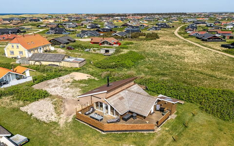 Arla - 200M from the Sea: Legna, Tetto, Architettura, Casa, Casa, Villetta, Raccordo, Latifoglie, Pendenza, Estate