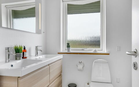 Gudmand - 200M from the Sea: Idraulico Fixture, Pavimentazione, Lavello, Lavandino Del Bagno, Mobiletto Del Bagno, Interior Design, Rubinetto, Pavimento, Bagno, Idraulico