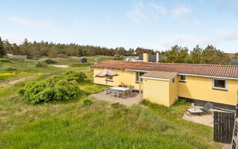 Suki - 650M from the Sea: Legna, Tetto, Architettura, Casa, Casa, Villetta, Raccordo, Latifoglie, Pendenza, Estate