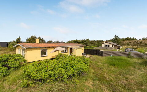 Suki - 650M from the Sea: Legna, Tetto, Architettura, Casa, Casa, Villetta, Raccordo, Latifoglie, Pendenza, Estate