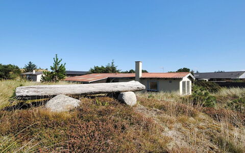 Suki - 650M from the Sea: Legna, Tetto, Architettura, Casa, Casa, Villetta, Raccordo, Latifoglie, Pendenza, Estate