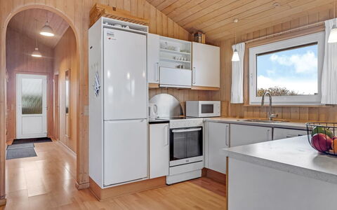 Sofja - 150M from the Sea: Legna, Elettrodomestico Da Cucina, Pavimentazione, Cucina, Apparecchio Major, Soffitto, Pavimento, Interior Design, Controsoffitto, Camera