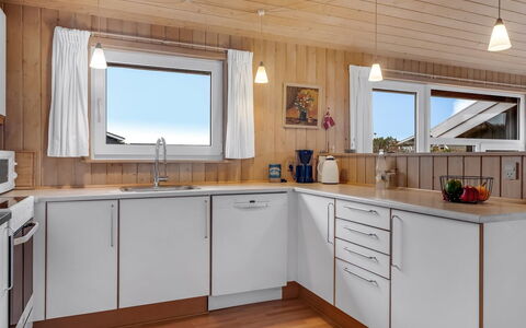 Sofja - 150M from the Sea: Pavimentazione, Cucina, Legna, Elettrodomestico Da Cucina, Controsoffitto, Interior Design, Pavimento, Soffitto, Pavimento In Legno, Apparecchio Major