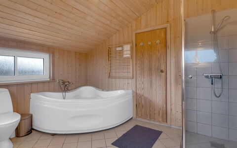 Sofja - 150M from the Sea: Pavimentazione, Legna, Pavimento, Interior Design, Idraulico Fixture, Soffitto, Camera, Vasca Da Bagno, Idraulico, Bagno