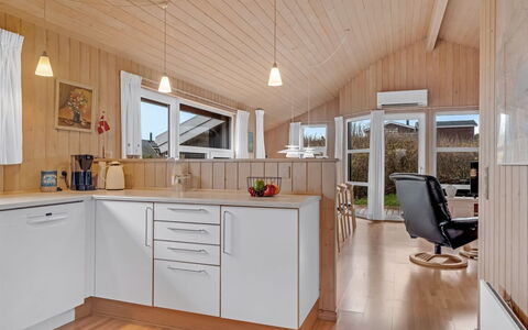 Sofja - 150M from the Sea: Interior Design, Cucina, Legna, Pavimentazione, Soffitto, Mobilia, Controsoffitto, Lampada, Pavimento, Pavimento In Legno