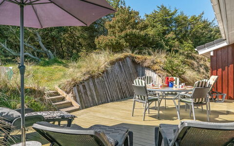 Sighwarth - 350M from the Sea: Arbusto, Urban Design, Groundcover, Brick, Appartamento, Estate, Muratura, Balcone, Landscaping