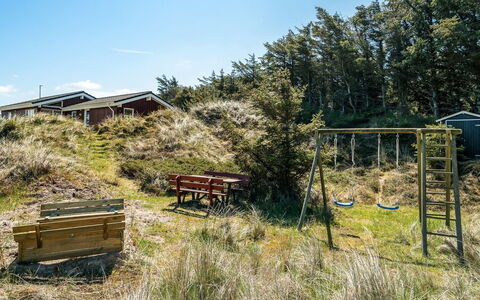 Sighwarth - 350M from the Sea: Arbusto, Urban Design, Groundcover, Brick, Appartamento, Estate, Muratura, Balcone, Landscaping
