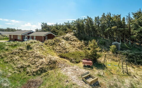 Sighwarth - 350M from the Sea: Arbusto, Urban Design, Groundcover, Brick, Appartamento, Estate, Muratura, Balcone, Landscaping