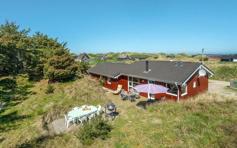 Sighwarth - 350M from the Sea: Arbusto, Urban Design, Groundcover, Brick, Appartamento, Estate, Muratura, Balcone, Landscaping