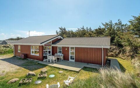 Sighwarth - 350M from the Sea: Arbusto, Urban Design, Groundcover, Brick, Appartamento, Estate, Muratura, Balcone, Landscaping
