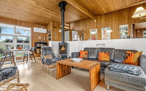 Hereth - 700M from the Sea: Pavimentazione, Interior Design, Pavimento, Legna, Soffitto, Mobilia, Pavimento In Legno, Divano, Soggiorno, Camera