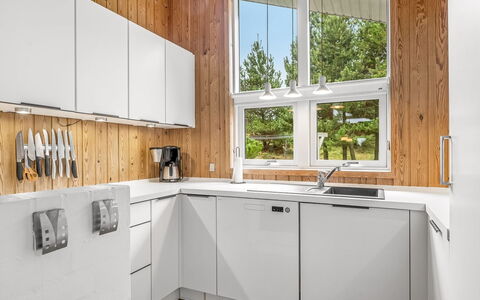 Hereth - 700M from the Sea: Cucina, Legna, Elettrodomestico Da Cucina, Controsoffitto, Pavimentazione, Cabinetry, Interior Design, Apparecchio Major, Pavimento, Mobilia