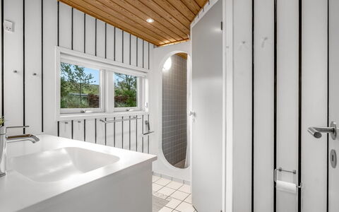 Hereth - 700M from the Sea: Pavimentazione, Interior Design, Soffitto, Pavimento, Idraulico Fixture, Idraulico, Camera, Bagno, Lampada, Rubinetto