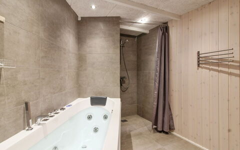 Franke - 1.1Km from the Sea: Zona Residenziale, Tetto, Sobborgo, Driveway, Estate, Camino