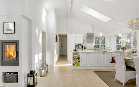 Amine - 700M from the Sea: Pavimentazione, Interior Design, Soffitto, Mobilia, Pavimento, Pavimento In Legno, Casa, Lampada, Camera, Soggiorno