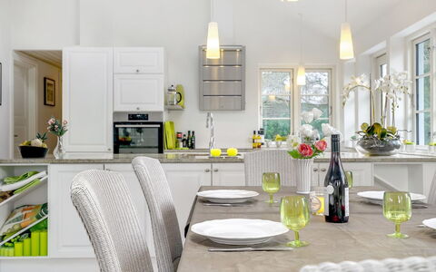 Amine - 700M from the Sea: Mobilia, Interior Design, Cucina, Lampada, Pavimentazione, Casa, Soffitto, Controsoffitto, Illuminazione, Sedia