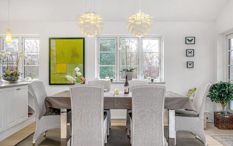 Amine - 700M from the Sea: Mobilia, Interior Design, Sedia, Lampadario, Lampada, Sala Da Pranzo, Pavimentazione, Legna, Soffitto, Cucina & Sala Da Pranzo Tavolo