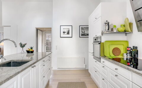 Amine - 700M from the Sea: Cucina, Controsoffitto, Elettrodomestico Da Cucina, Cabinetry, Interior Design, Pavimentazione, Mobilia, Apparecchio Major, Pavimento, Cassetto