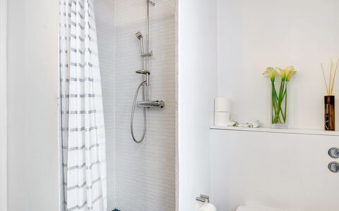 Amine - 700M from the Sea: Bagno, Parete, Pavimentazione, Interior Design, Pavimento, Idraulico Fixture, Gabinetto, Idraulico, Camera, Casa