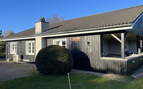 Annegret - 250M from the Sea: Erba, Casa, Tetto, Casa, Villetta, Arbusto, Lotto, Area Rurale, Agriturismo, Groundcover
