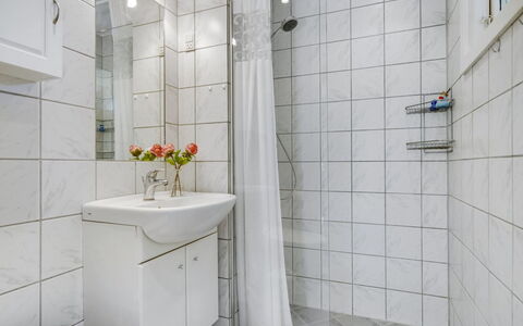 Mile - 260M from the Sea: Pavimentazione, Interior Design, Pavimento, Idraulico Fixture, Bagno, Idraulico, Piastrella, Lavello, Soffitto, Camera