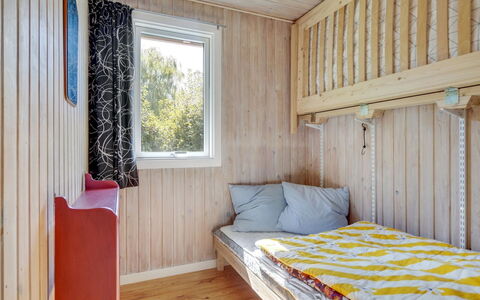 Mile - 260M from the Sea: Legna, Pavimento, Pavimentazione, Camera Da Letto, Interior Design, Letto, Color Legno, Soffitto, Camera, Latifoglie