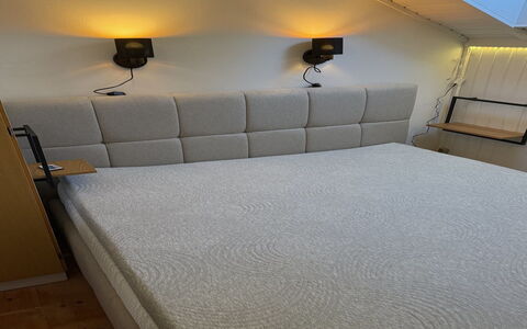 Analine - 1Km from the Sea: Pavimentazione, Camera Da Letto, Bedding, Letto, Telaio Del Letto, Biancheria, Lenzuolo, Latifoglie, Materasso, Pavimento In Legno