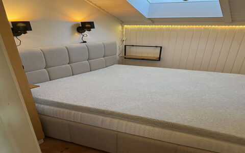 Analine - 1Km from the Sea: Pavimentazione, Camera Da Letto, Bedding, Letto, Telaio Del Letto, Biancheria, Lenzuolo, Latifoglie, Materasso, Pavimento In Legno