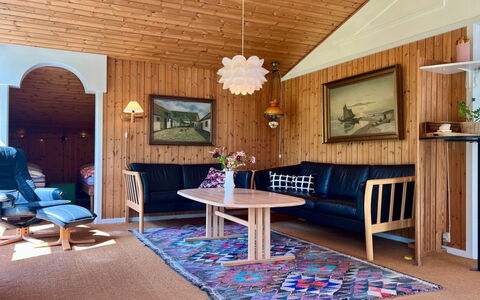 Kiris - 800M from the Sea: Pavimentazione, Parete, Pavimento, Interior Design, Legna, Soffitto, Pavimento In Legno, Illuminazione, Mobilia, Pavimento Laminato